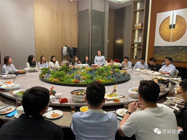 ▲開業相聚，相談甚歡不在于是否有珍饈百味